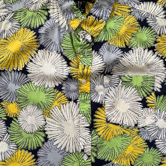 **FOREVER 21** men’s floral button down SIZE LARGE - Picture 2 of 3